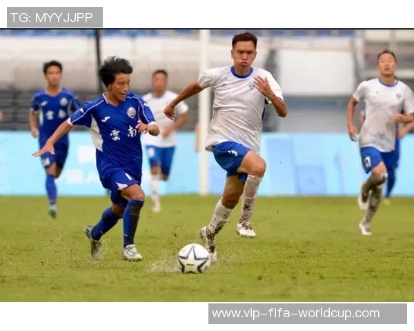 激情四溢的绿茵场上足球赛的精彩瞬间与球员的拼搏精神